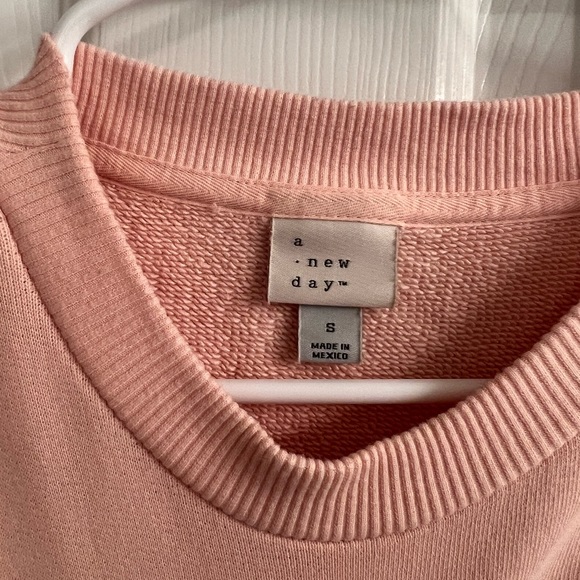 Puffed short sleeve sweatshirt. - Picture 2 of 2